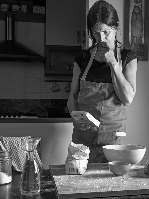 Foto in bianco e nero di Serena in cucina