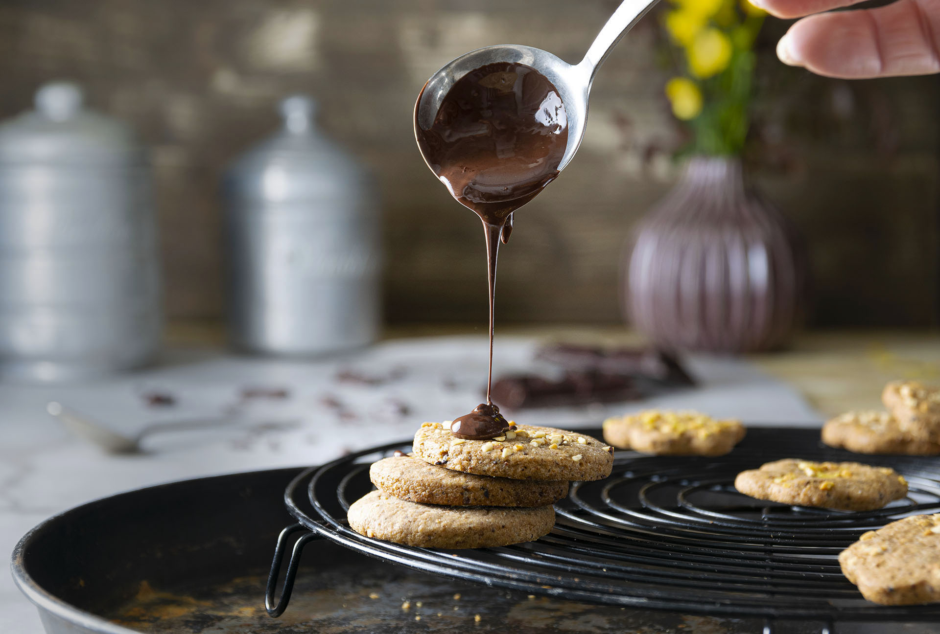 Cioccolato fuso che scende sui biscotti