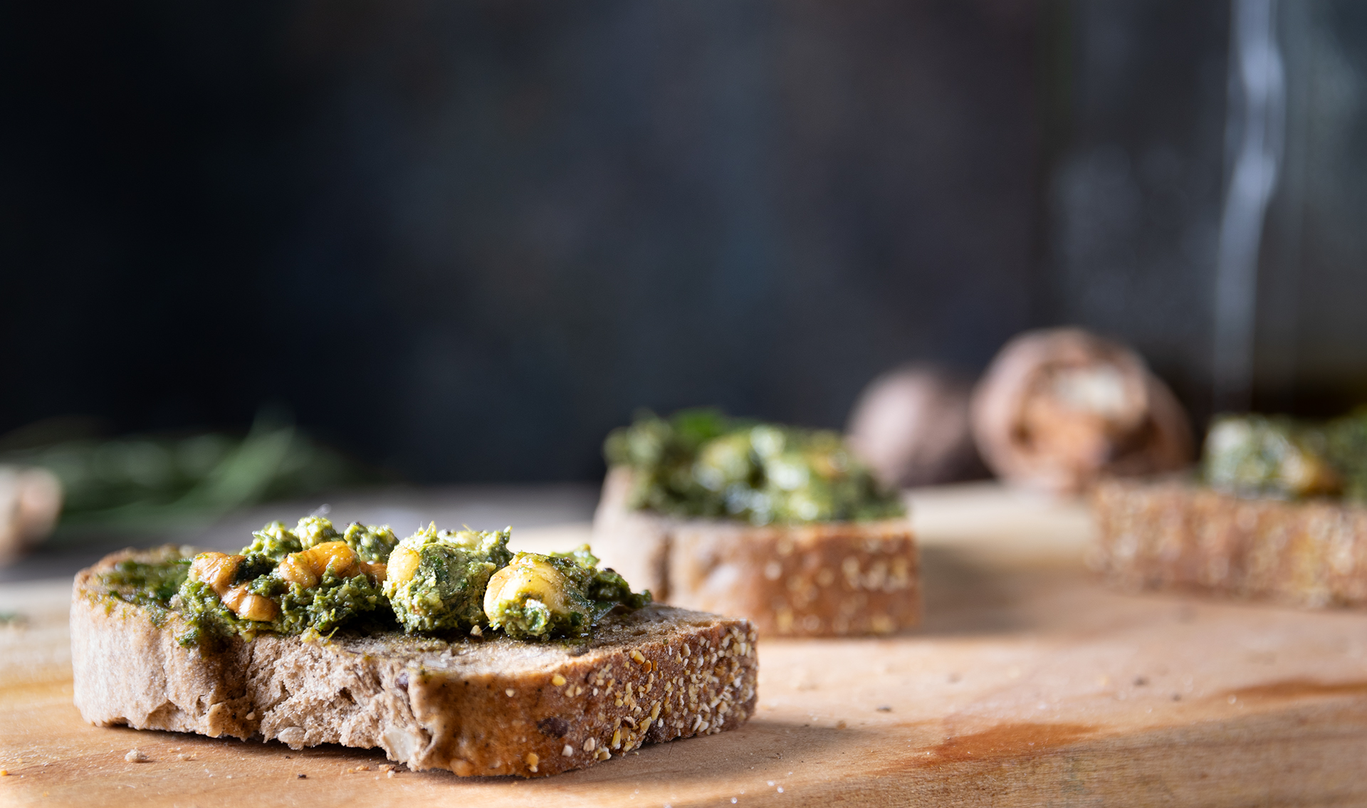 Crostini di pesto di piantaggine