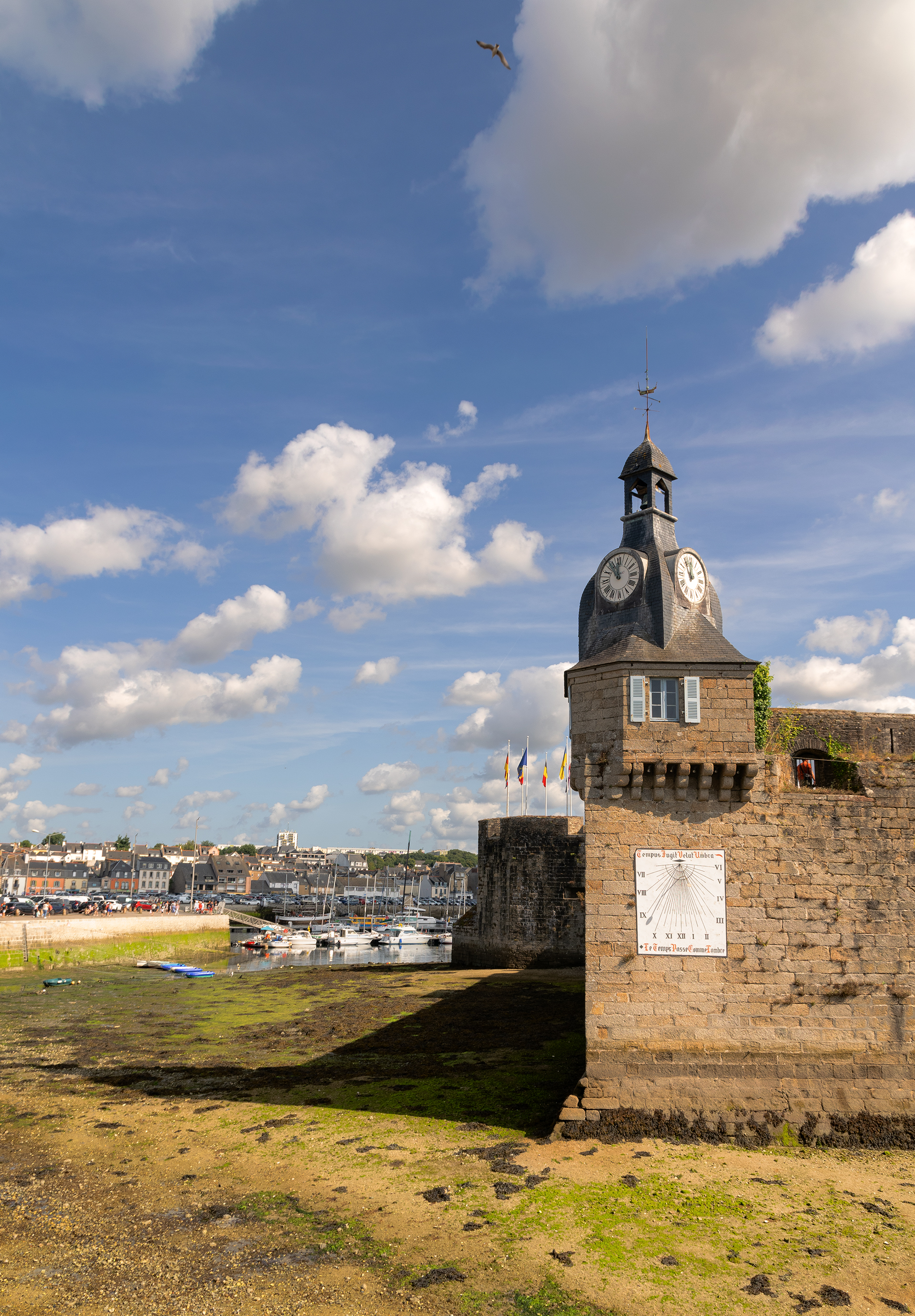 Concarneau, Bretagna, Francia, agosto 2025: torre della meridiana e porticciolo