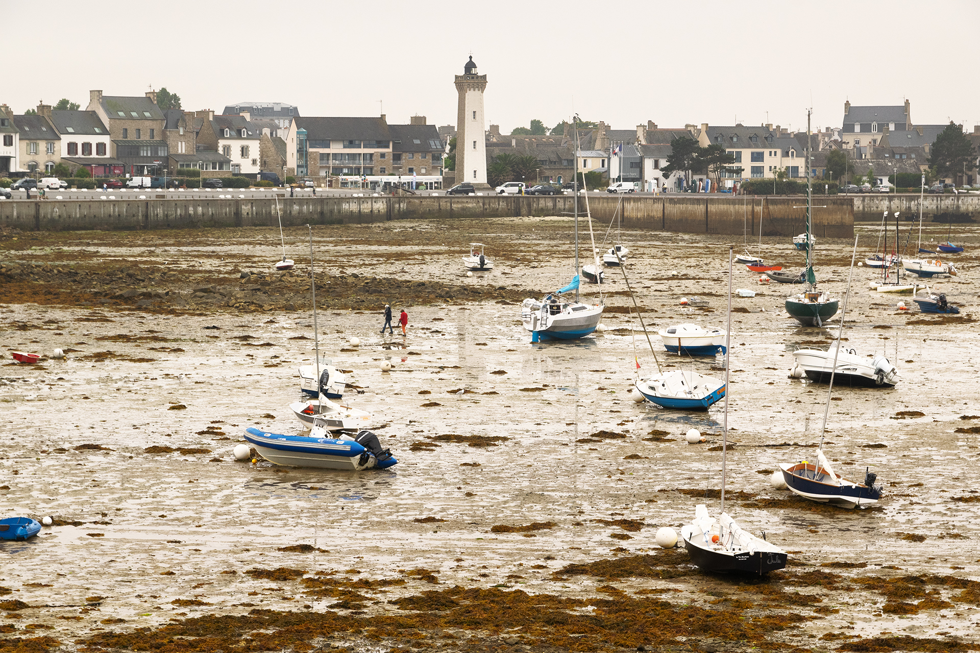 Roscoff, Bretagna, Francia, agosto 2025: porto in una giornata di pioggia e bassa marea.