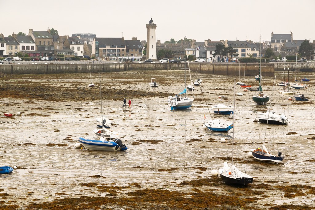 Roscoff, Bretagna, Francia, agosto 2025: porto in una giornata di pioggia e bassa marea.