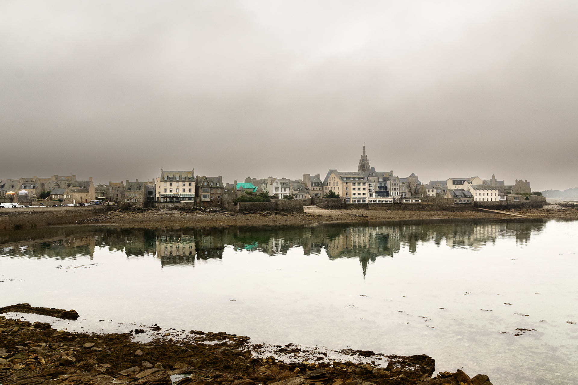 Roscoff, Bretagna, Francia, agosto 2025: vista dal pontile.
