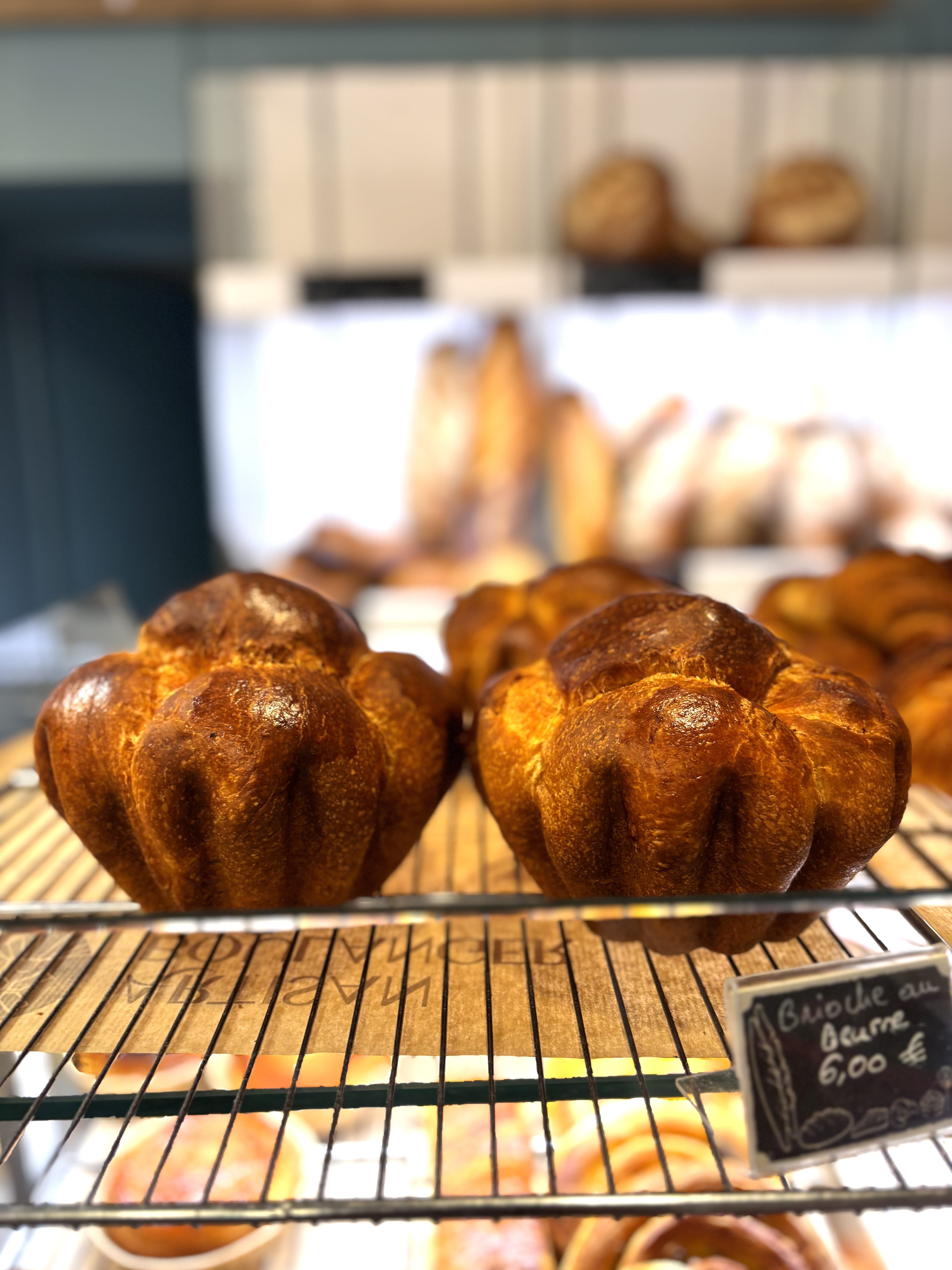 Scaffali di una pasticceria in Francia