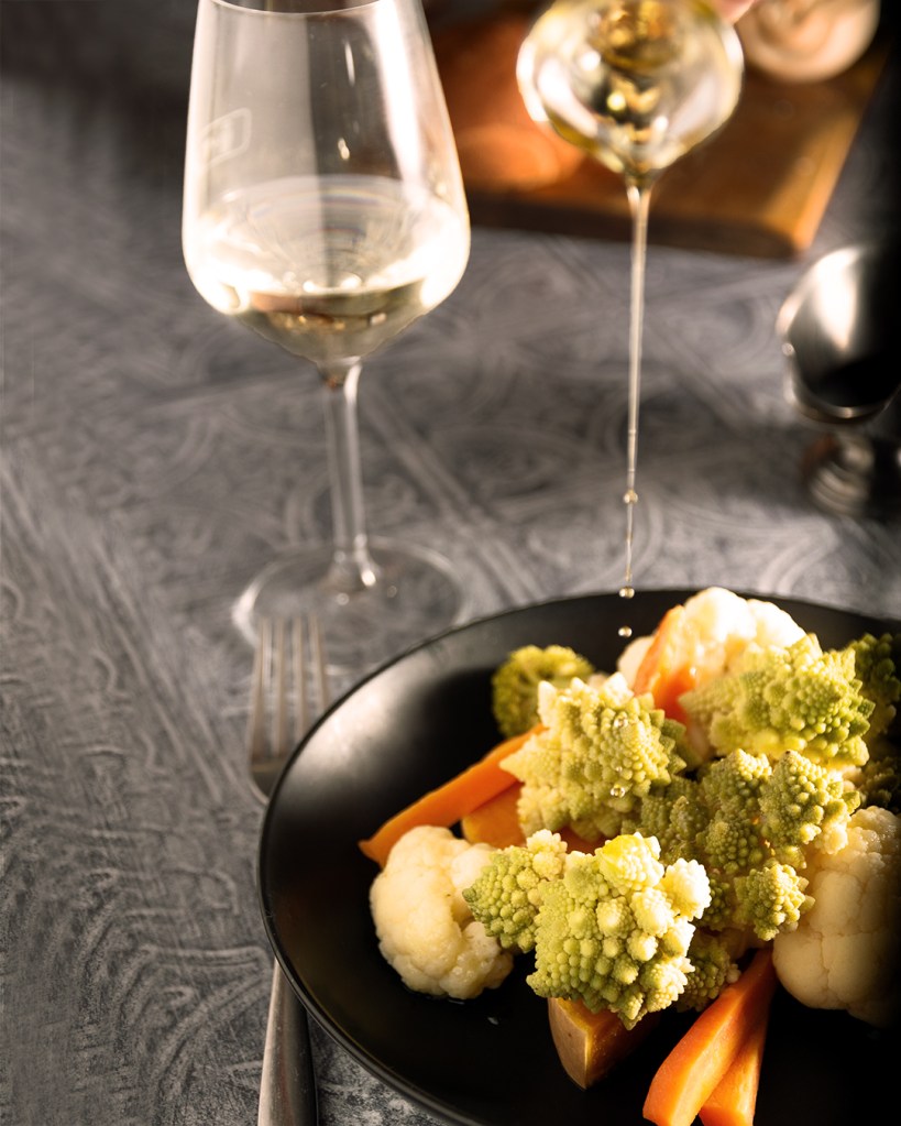 Immagine di food: piatto con verdure, olio che scende sul piatto